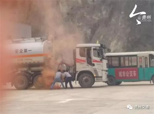 大貨車追尾公交車,成品油泄露隨時(shí)會(huì)爆炸 別慌,這是演練